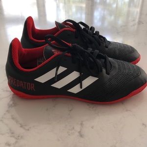 Boys 2.5 youth indoor soccer shoes. Adidas.